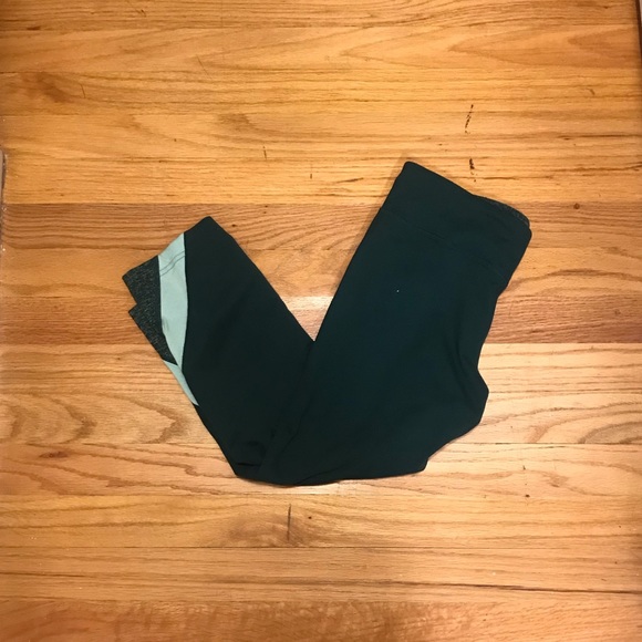 EUC Under Armour Green Cropped Leggings - Picture 1 of 4